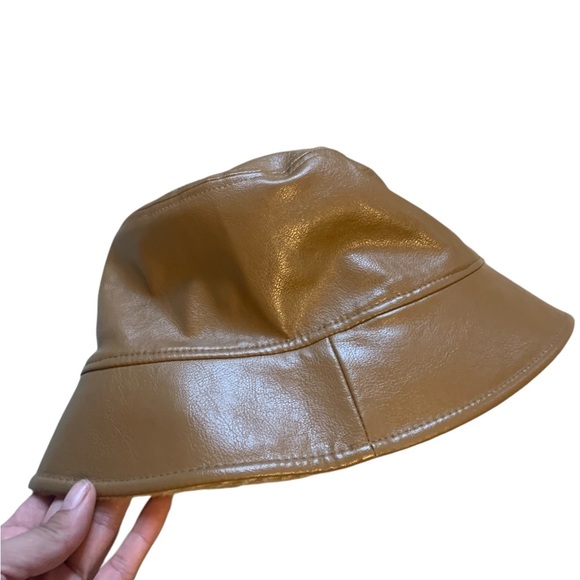 Bundle of 4 items Knit Scarf, leather gloves, hat and bag. - Picture 5 of 12